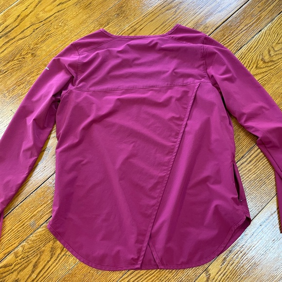 Columbia wine color long sleeve top. Back has flaps. Size Large. - Picture 6 of 14